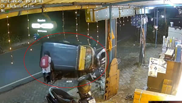 Viral Video: షాకింగ్ సీన్! కళ్లెదుటే ఆటో కింద పడిన తల్లి.. సింగిల్ హ్యాండ్తో పైకి లేపిన బాలిక! వీడియో