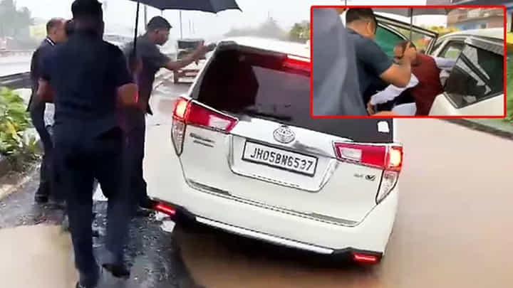 Watch: గుంతలో ఇరుక్కుపోయిన కేంద్ర మంత్రి కారు.. చివరకు చేసేదేమీ లేక ఇలా.. Watch: గుంతలో ఇరుక్కుపోయిన కేంద్ర మంత్రి కారు.. చివరకు చేసేదేమీ లేక ఇలా..