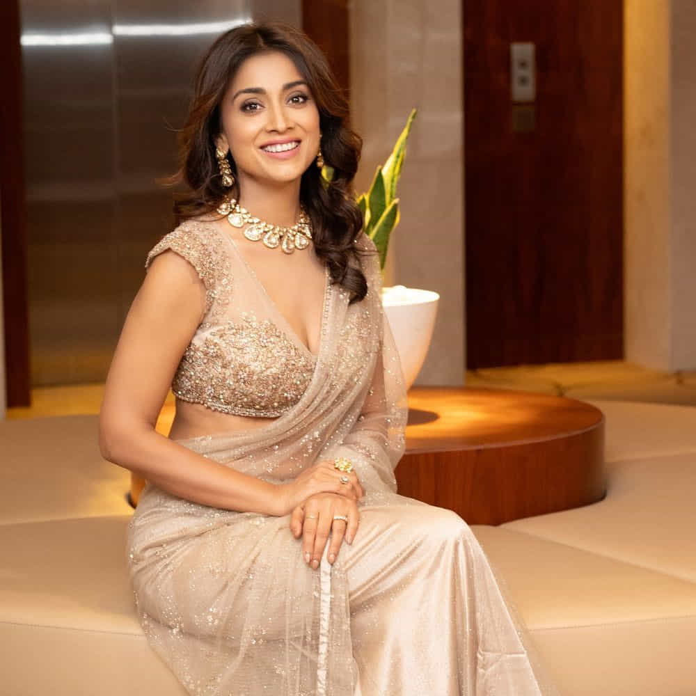 మెగాస్టార్ చిరంజీవి, బాలకృష్ణ, నాగార్జున, వెంకటేష్, విజయ్ దళపతి, సూర్య, అజిత్ వంటి స్టార్ హీరోల సరసన నటించి మెప్పించిన ఈ భామ.. ఆ తర్వాత కొన్నాళ్లపాటు సినిమాలకు దూరమయ్యింది. పెళ్లి తర్వాత సెకండ్ ఇన్నింగ్స్ స్టార్ట్ చేసింది.
