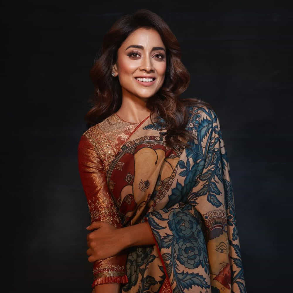 నిజానికి ఈ సినిమాలో హీరోయిన్ గా పూజా హెగ్డేను ఎంపిక చేసిన సంగతి తెలిసిందే. కానీ ఇప్పుడు శ్రియాను కూడా కథానాయికగానే సెలక్ట్ చేశారంటూ టాక్ నడుస్తుంది. దీంతో అసలు ఈ చిత్రంలో శ్రియా పాత్ర ఏంటనేది క్లారిటీ రావాల్సి ఉంది.