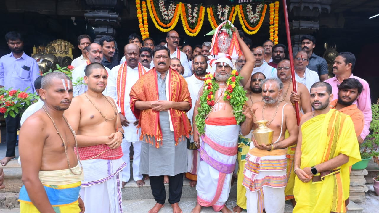 Simhachalam: రాజకీయాలకు అతీతంగా ఆలయాల పవిత్రతను కాపాడాలి.. సింహాచలంలో సంప్రోక్షణ..