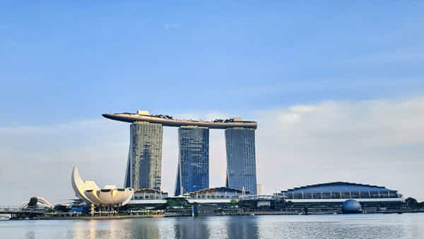 Singapore MBS: సింగపూర్ స్టార్ హోటల్లో భారతీయుడి రచ్చ.. టాయిలెట్ కనిపించలేదనీ ఎంట్రెన్స్లోనే పనికానిచ్చాడు!