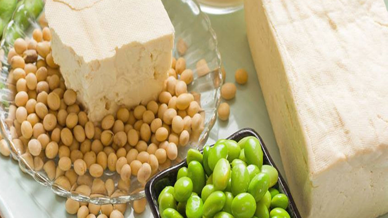 ఆరోగ్యంగా ఉండేందుకు ప్రోటీన్ తోపాటు విటమిన్లు, ఖనిజాలను సమపాళ్లలో తీసుకోవాలని వైద్య నిపుణులు చెబుతుంటారు. అయితే.. మాంసంలో ప్రోటీన్లు పుష్కలంగా ఉంటాయి.. ప్రొటిన్ విషయంలో మాంసాహారులు సరే.. శాకాహారులు ఎలా..? వారికి ప్రోటీన్ లోపం తీర్చడం అని ఆలోచిస్తున్నారా..? ప్రోటీన్లు పొందడానికి మాంసం ఒక్కటే మార్గం కాదు.. అలాంటి శాఖాహార పదార్థాలు బోలెడన్ని ఉన్నాయి.. మొక్కల ఆధారిత కూరగాయలు.. పప్పులు, తృణధాన్యాల నుంచి ప్రొటిన్లను పొందవచ్చు.. అలాంటి పదార్థాల్లో సోయాబీన్ ఒకటి.. వాస్తవానికి మాంసం కంటే సోయాబీన్‌లో ఎక్కువ పోషకాలు దాగున్నాయి. సోయాబీన్స్ తో వంట చేయడం వల్ల ఆహారం రుచి మారడమే కాకుండా ఆరోగ్యానికి కూడా మేలు చేస్తుంది. సోయాబీన్లోని పోషకాలు మాంసాహారం కంటే అనేక విధాలుగా మేలు చేస్తాయని వైద్య నిపుణులు చెబుతున్నారు. సరసమైన ధరకే దొరికే సోయాను రోజూ తీసుకోవడం వల్ల కలిగే ఆరోగ్య ప్రయోజనాలేంటో ఇప్పుడు తెలుసుకోండి..