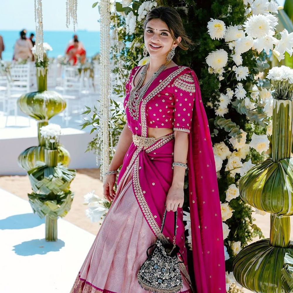 అంతే కాదు, వాళ్లతో పోటీ పడాలనో, వాళ్ల అవకాశాల గురించి ఆరా తీయాలనో తనకెప్పుడూ అనిపించదట. తనిలా ఆలోచిస్తున్నందుకు చాలా ఆనందంగా ఉంటుందని అంటున్నారు ఈ లేడీ.