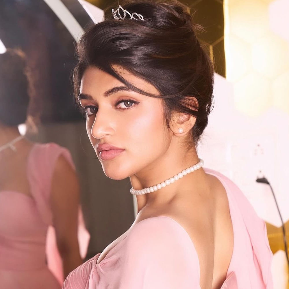 కానీ కొన్నాళ్లుగా సినిమాలకు దూరంగా ఉంటుంది శ్రీలీల. ఈ ఏడాది చివర్లో గుంటూరు కారం చిత్రంలో కనిపించిన శ్రీలీల ప్రస్తుతం.. పవన్ కళ్యాణ్ జోడిగా ఉస్తాద్ భగత్ సింగ్ మూవీలో నటిస్తుంది. ఈ మూవీ షూటింగ్ జరుపుకుంటున్న సంగతి తెలిసిందే. 