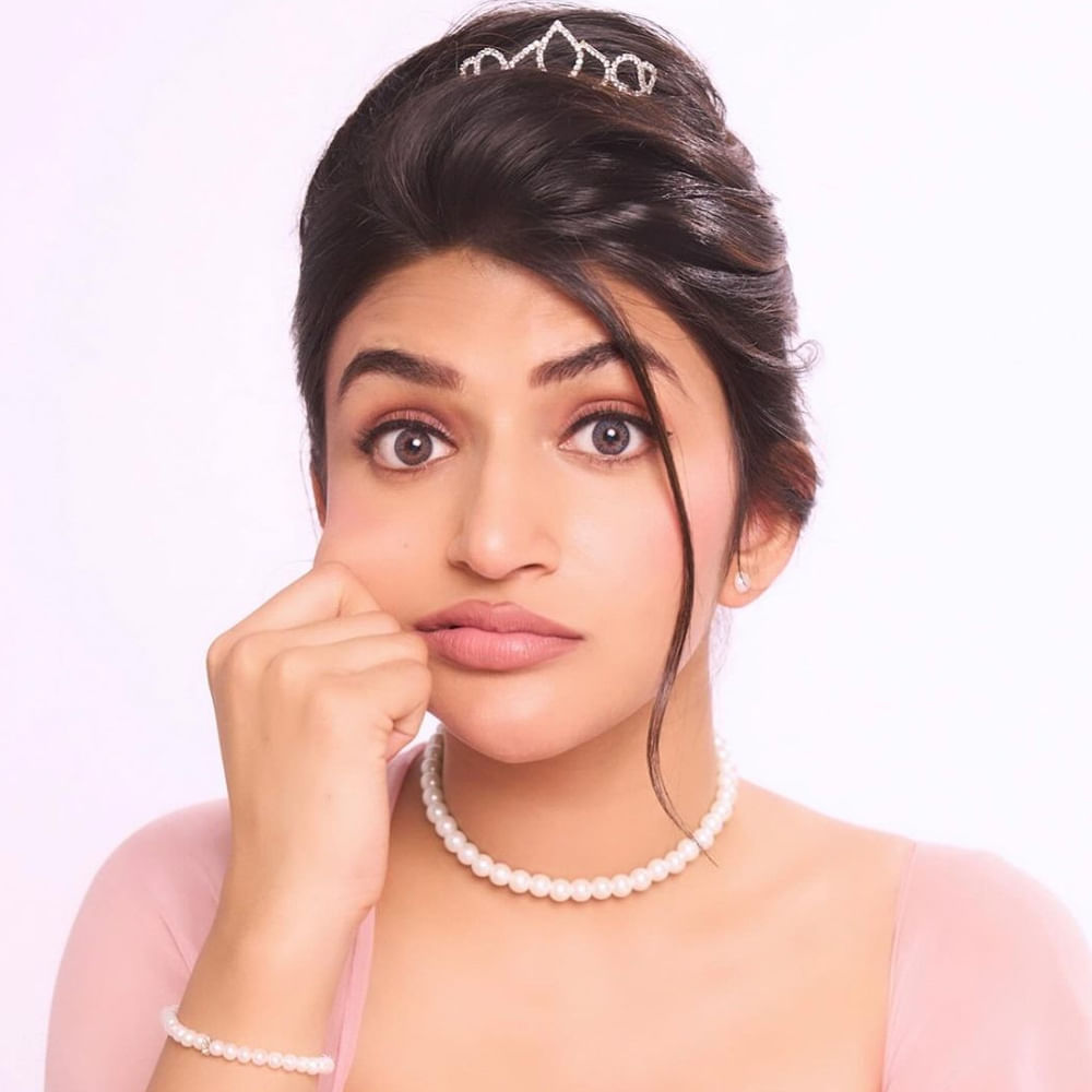 అలాగే నితిన్ సరసన రాబిన్ హుడ్ చిత్రంలో నటిస్తుంది. తాజాగా ఓ చిట్ చాట్ లో పాల్గొన్న శ్రీలీల తన ప్రేమ, పెళ్లి గురించి వస్తున్న రూమర్స్ పై స్పందించింది. కొన్నాళ్లుగా ఆమె తన స్నేహితుడితో ప్రేమలో ఉందనే వార్తలు నెట్టింట హల్చల్ చేస్తున్నాయి. 