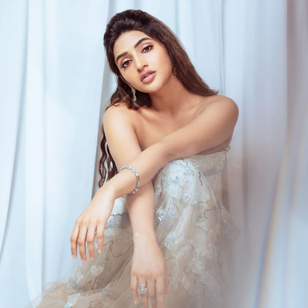 తాను సినిమా ఇండస్ట్రీలోకి అడుగుపెట్టి నప్పటి నుంచీ ఎవరినీ పోటీగా ఫీలవలేదట మిస్‌ లీల. ఎవరి ప్రతిభకు తగ్గట్టు వారికి ఆఫర్లు వస్తూనే ఉంటాయని అంటున్నారు.