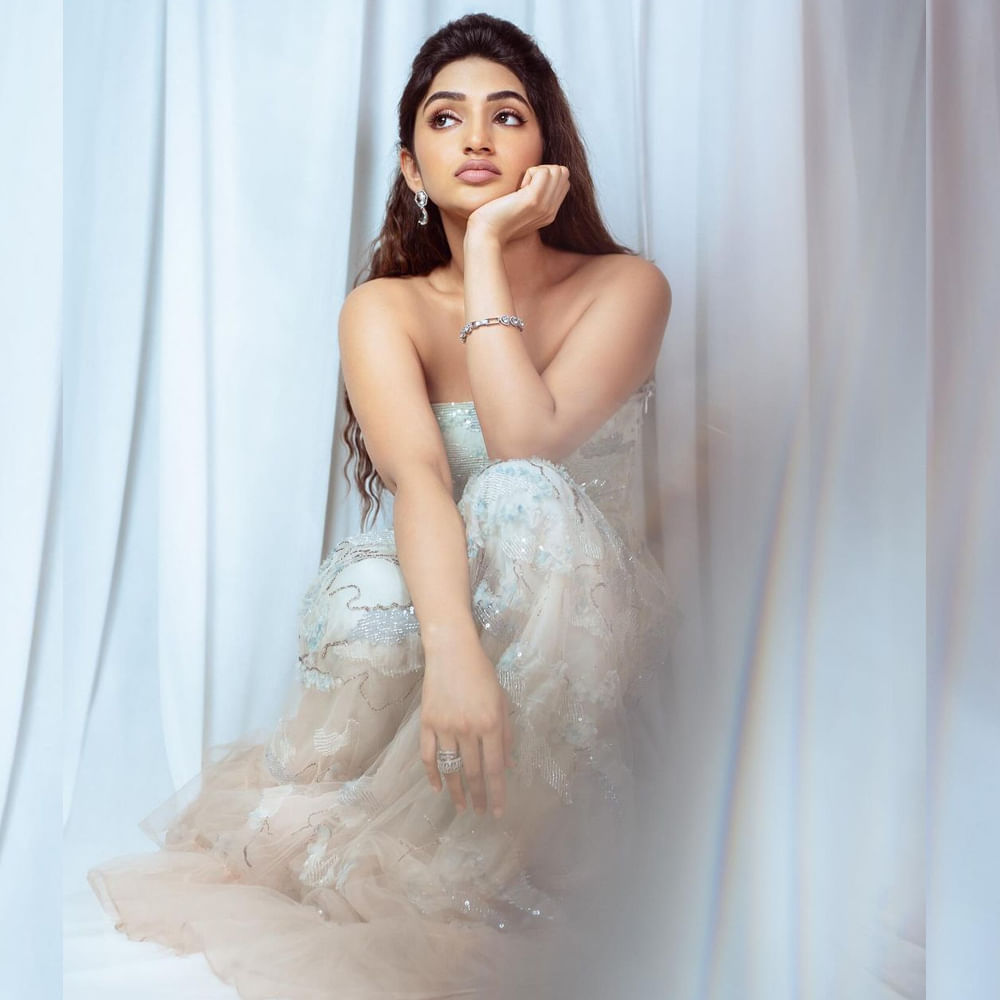 కనిపించడం లేదు.. అనే పదాన్ని కనిపించకుండా చేయాలనుకుంటున్నారు నటి శ్రీలీల. అందుకే వీలైనంతగా వార్తల్లో ఉండేలా ప్లాన్‌ చేసుకుంటున్నారు.