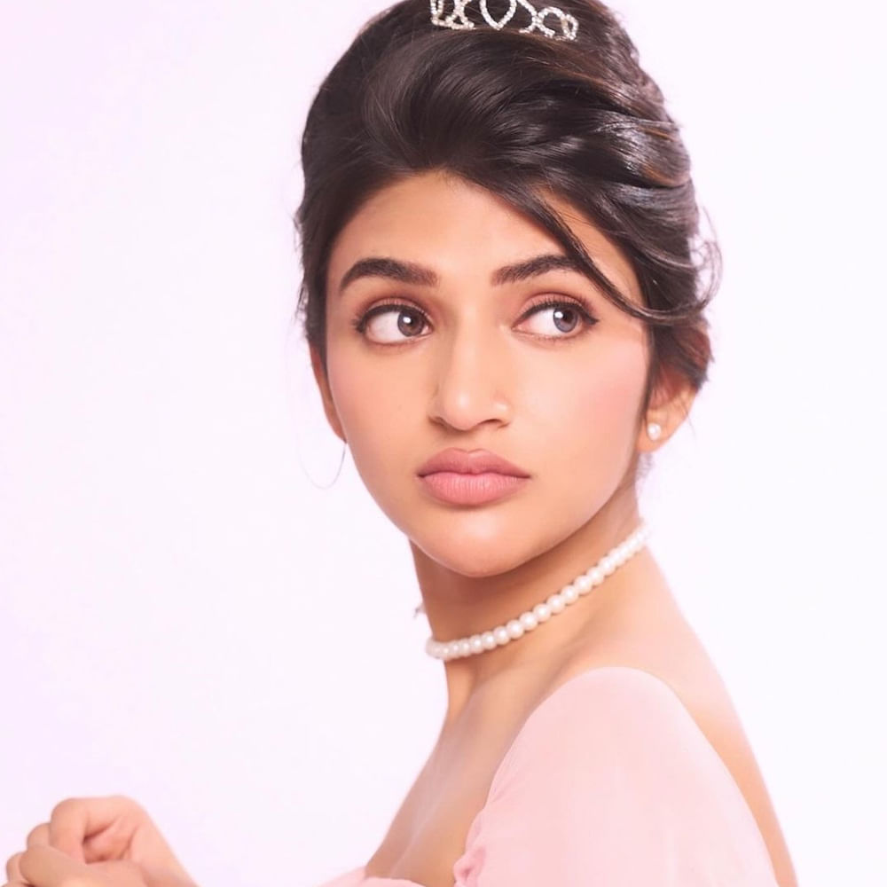 ఈ క్రమంలోనే శ్రీలీల మాట్లాడుతూ.. తన ప్రేమ, పెళ్లి గురించి వస్తున్న వార్తలు అవాస్తవమని.. ప్రస్తుతం తన దృష్టి మొత్తం చదువు, సినిమాలపైనే ఉందని తెలిపింది. చదువు మధ్యలో ఉన్నప్పుడు ఇండస్ట్రీలో అడుగుపెట్టానని తెలిపింది. 