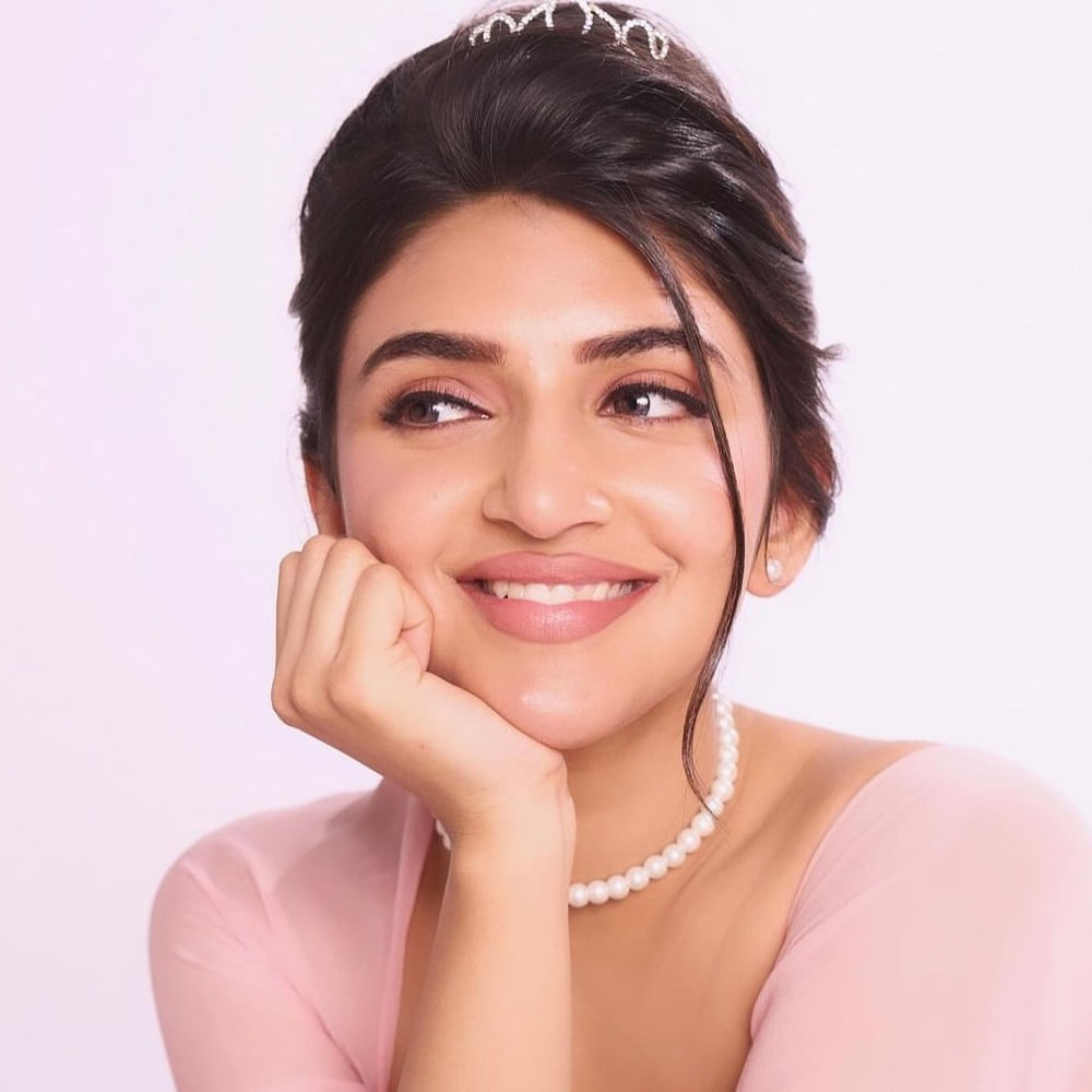 అందుకే ముందుగా చదువు పూర్తి చేయాలని అనుకుంటున్నానని.. త్వరలోనే స్టడీ కంప్లీట్ చేసి ఆ తర్వాత సినిమాలపై ఫోకస్ చేస్తానని తెలిపింది. ప్రస్తుతం తనకు ఖాళీ సమయం లేదని.. చదువు, నటన తప్ప మరో ఆలోచన లేదని చెప్పుకొచ్చింది. 