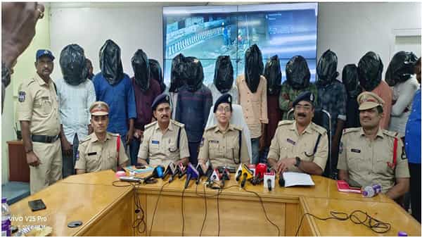 అధికారులం అని బిల్డప్. రాత్రి వేళ ఖరీదైన జాకెట్ ధరించి సైలెంట్గా పని కానిచ్చారు..!