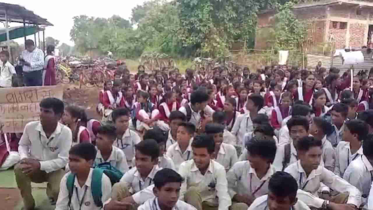 Students Strike: టీచర్ బదిలీని నిలిపివేయాలంటూ ఐదు రోజులుగా విద్యార్థుల ఆందోళన.. లేదంటే..!