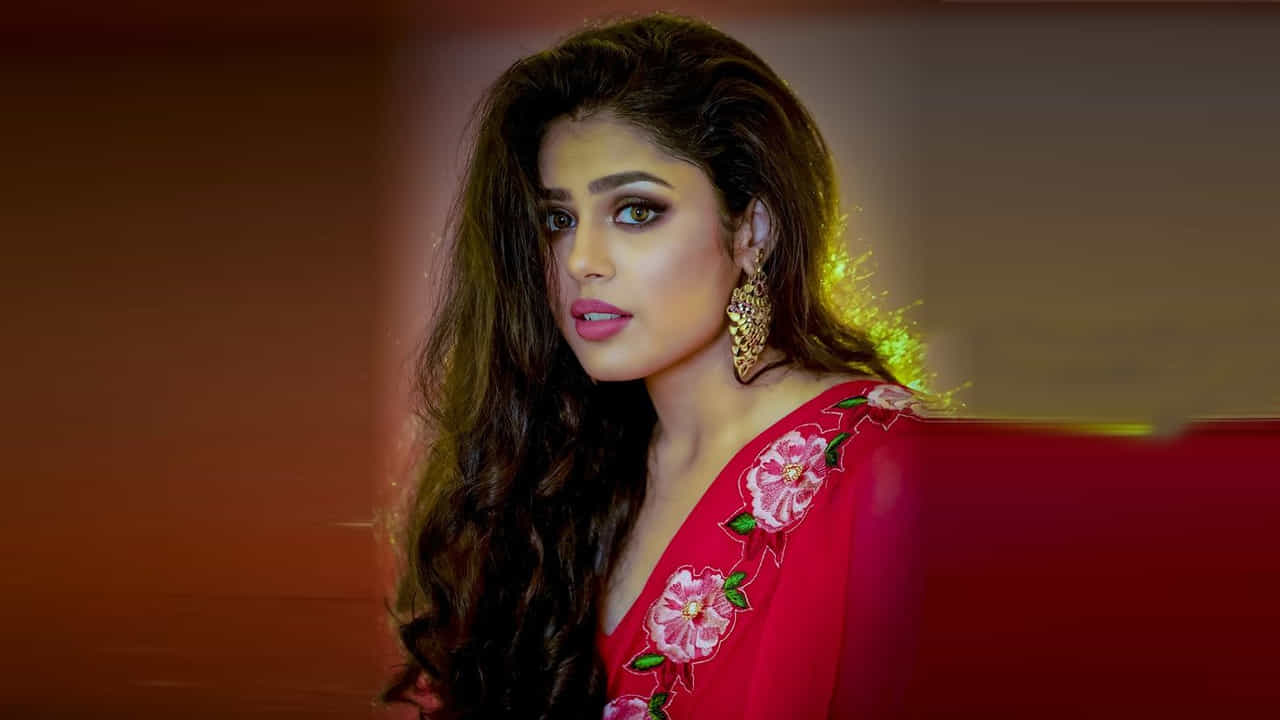 ఇటీవల అల్లరి నరేష్ సరసన ఆ ఒక్కటి అడక్కు అనే టాలీవుడ్ రొమాంటిక్ కామెడీ చిత్రంతో నటించింది. ఈ చిత్రం ప్రేక్షకులను ఆకట్టుకుంది. ఇందులో ఫారియా చాల అందంగా కనిపించి మెప్పించింది.