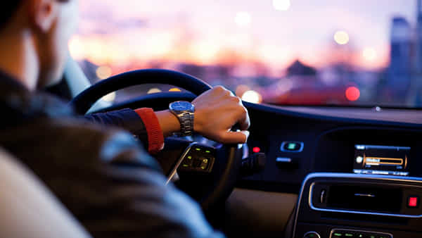Test Driving: షోరూమ్ నుంచి టెస్ట్ డ్రైవింగ్కు కారు తీసుకెళ్లిన ఇద్దరు వ్యక్తులు.. ఆ తర్వాత ఏం జరిగిందంటే
