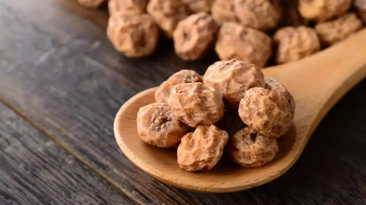 టైగర్ నట్స్ తినడం వల్ల డయాబెటీస్ కంట్రోల్‌లో ఉంటుంది. ఈ నట్స్ తినడం వల్ల రక్తంలో చక్కెర స్థాయులు అనేవి కంట్రోల్‌లో ఉంటాయి. అదే విధంగా గుండెని ఆరోగ్యంగా ఉంచడంలో కూడా ఇవి చక్కగా సహాయ పడతాయి. శరీరంలో ఉండే బ్యాడ్ కొలెస్ట్రాల్‌ని తగ్గిస్తుంది.
