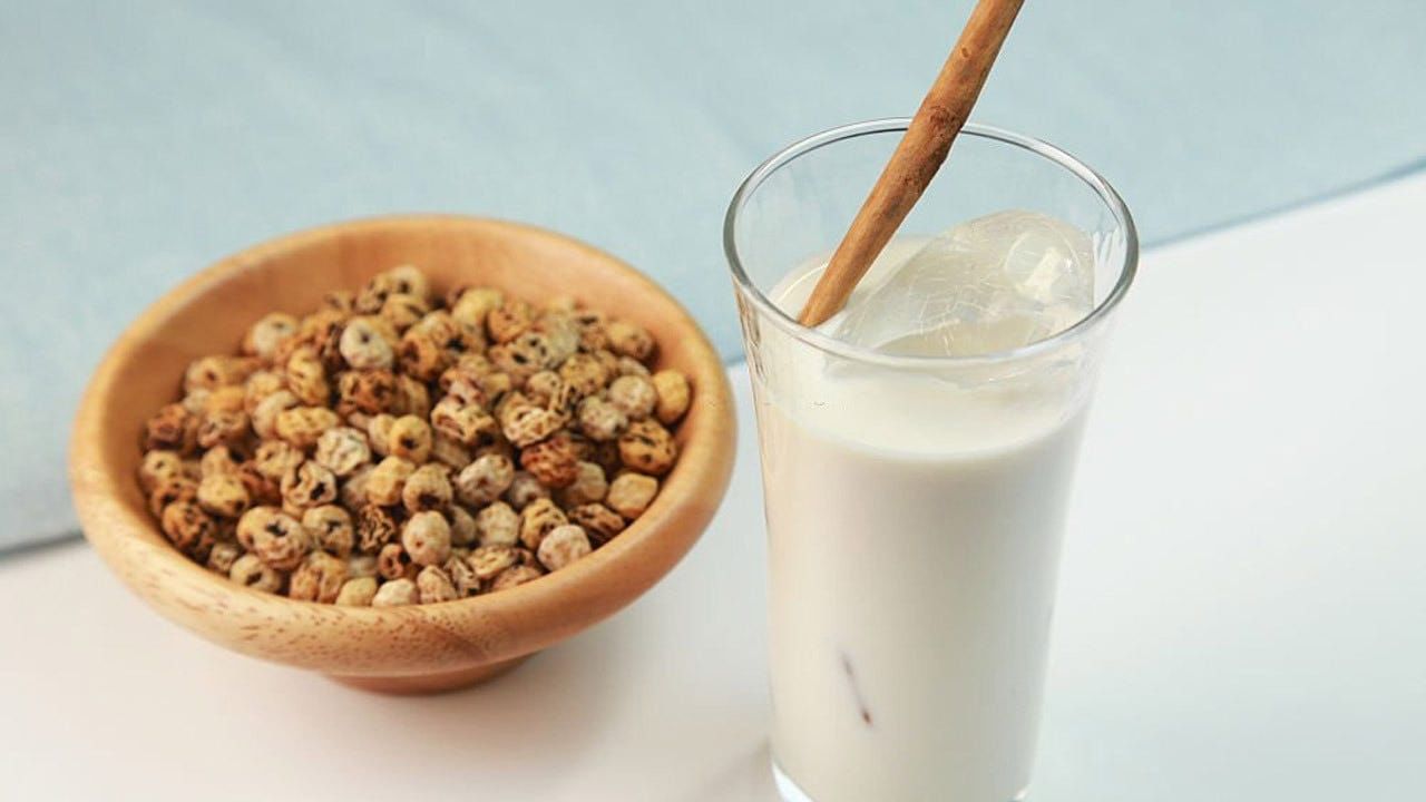 అలాగే ఈ నట్స్‌లో యాంటీ ఆక్సిడెంట్లు కూడా పెద్ద మొత్తంలో లభిస్తాయి. వీటి తింటే చర్మ సమస్యలు, జుట్టు సమస్యలు తగ్గుతాయి. శరీరంలో రోగ నిరోధక శక్తిని కూడా పెంచుతాయి. జీర్ణ వ్యవస్థను కూడా ఆరోగ్యంగా ఉంచడంలో సహాయ పడుతుంది. బాదం పప్పును ఎలా తీసుకుంటామో టైగర్ నట్స్ కూడా అలాగే తీసుకోవచ్చు.

(NOTE: ఇంటర్నెట్‌లో సేకరించిన సమాచారం ఆధారంగా ఈ వివరాలు మీకు అందించటం జరిగింది. ఇందులోని అంశాలు కేవలం అవగాహన కోసం మాత్రమే. తదుపరి జరిగే ఎలాంటి పరిణామాలకు TV9 Telugu.com బాధ్యత వహించదు.)
