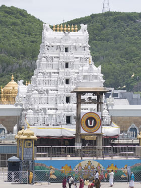 తిరుమలలో ప్రత్యేక దర్శనాలు రద్దు..