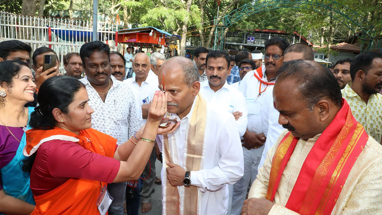 తిరుమలలో భక్తులకు తిలక ధారణ తిరిగి ప్రారంభమైంది. కరోనా సమయంలో తిలక ధారణ కు మంగళం పలికిన టీటీడీ మళ్ళీ అందుబాటులో తెచ్చింది. తిరుమలకు వచ్చే భక్తులకు తిలక ధారణను అప్పట్లో కొవిడ్ దూరం చేసింది. కోవిడ్ మహమ్మారి తగ్గు ముఖం పట్టినా తిలకధారణ విషయంపై టీటీడీ పెద్దగా పట్టించుకోలేదు. భక్తుల తిలకధారణ ఏర్పాట్లు చేయలేదు. 
