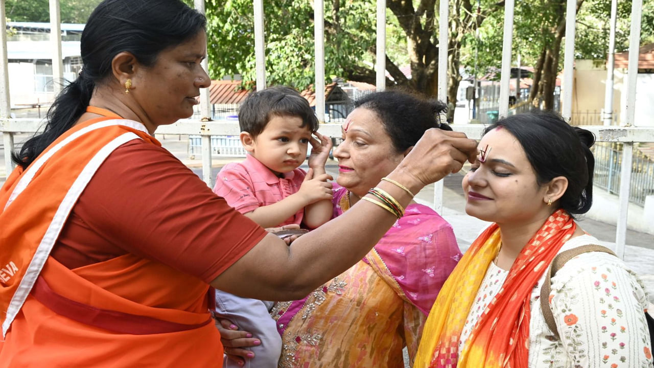 తిరుమలలోని ఏటిసి, సుపథం, శ్రీ వరాహస్వామి ఆలయం, కళ్యాణకట్ట, వైకుంఠం క్యూ కాంప్లెక్స్ 1, 2 ల వద్ద నిరంతరాయంగా భక్తులకు తిలక ధారణ చేయనున్నారు.