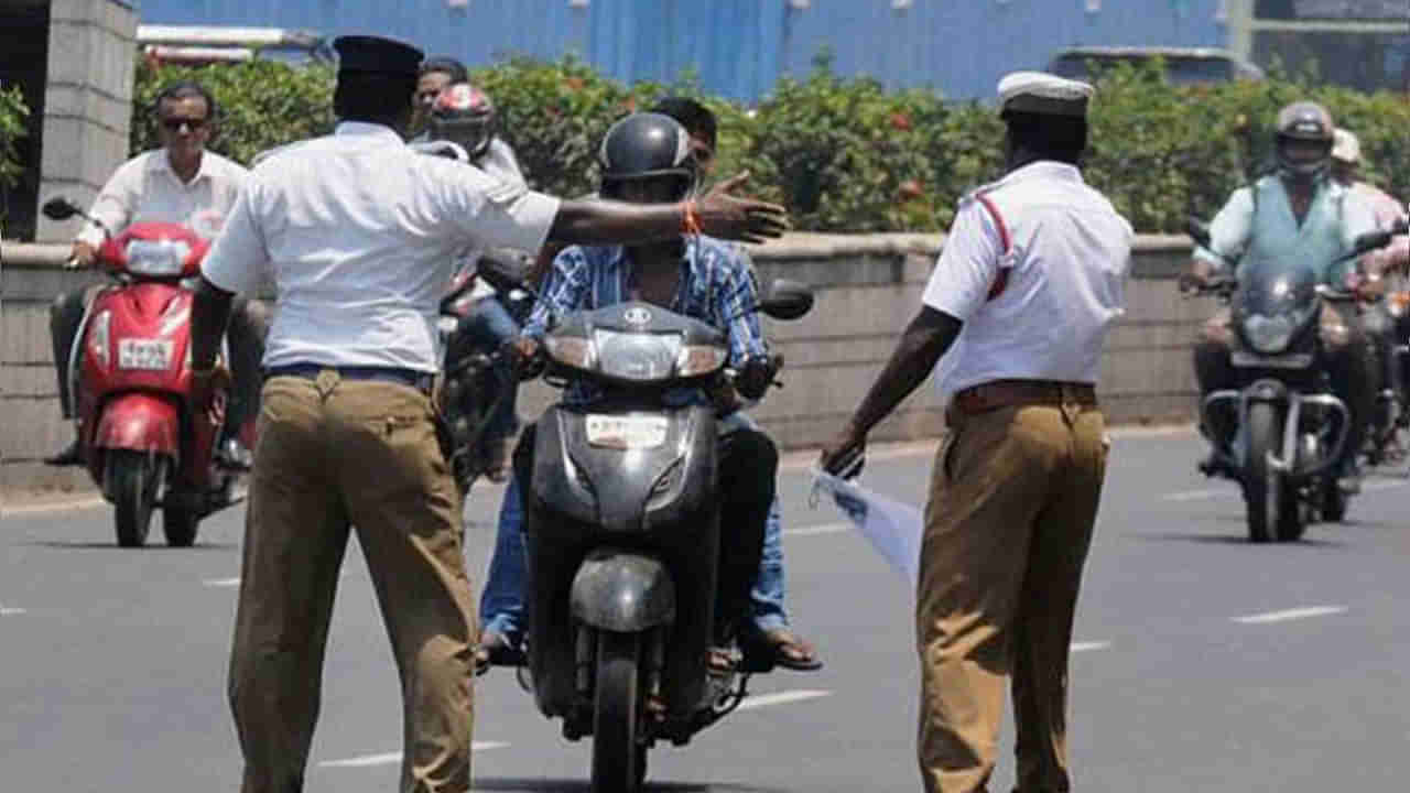 Hyderabad: ట్రాఫిక్‌ పోలీసులు బైక్‌ స్వాధీనం చేసుకున్నారనీ.. ఒంటిపై పెట్రోల్ పోసుకుని, నిప్పంటించుకున్న యువకుడు