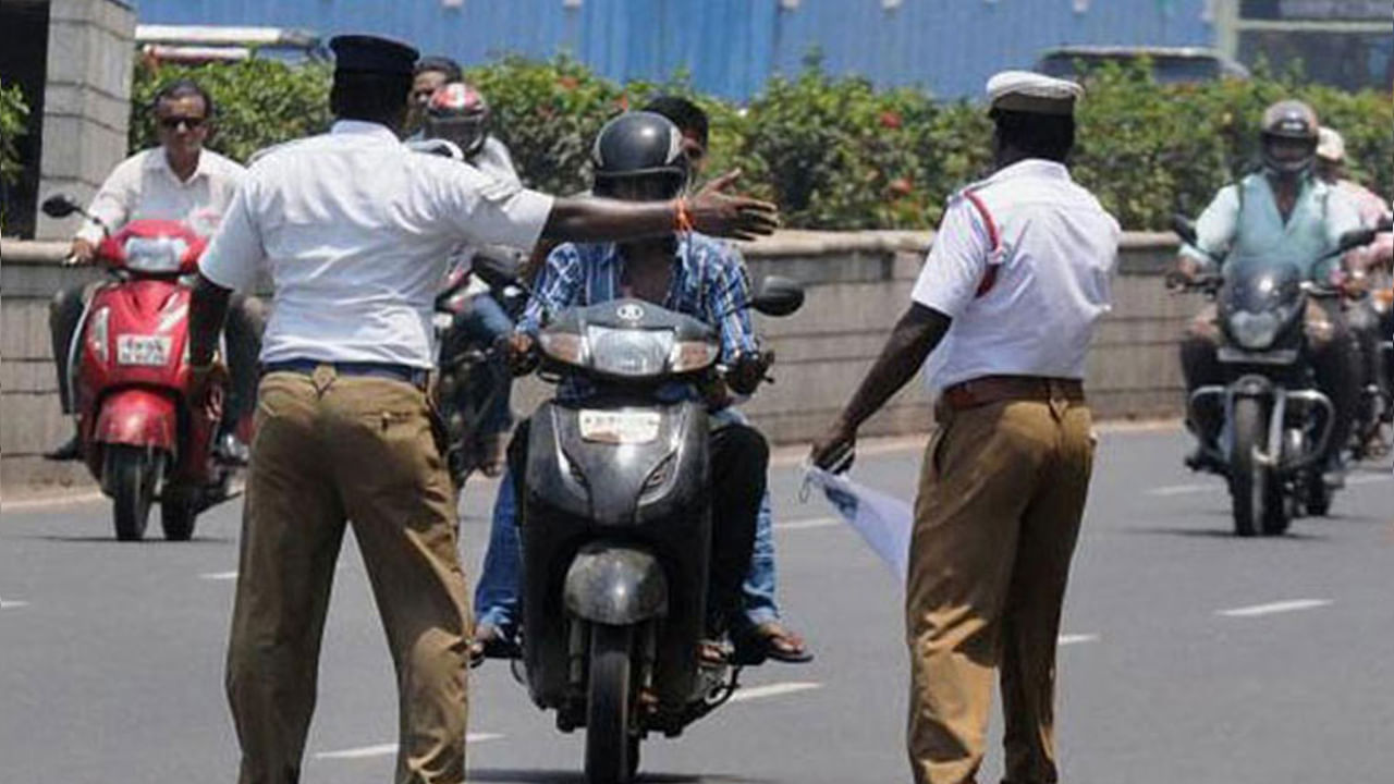 Hyderabad: ట్రాఫిక్‌ పోలీసులు బైక్‌ స్వాధీనం చేసుకున్నారనీ.. ఒంటిపై పెట్రోల్ పోసుకుని, నిప్పంటించుకున్న యువకుడు