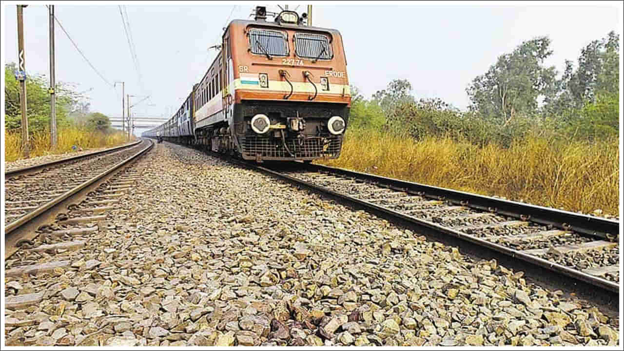 Railway Tracks: రైల్వే ట్రాక్‌ అనుమానస్పద వస్తువు.. రైలుకు సడెన్‌ బ్రేక్‌.. దాన్ని చూసి షాకైన డ్రైవర్‌