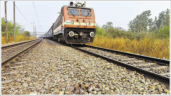 Railway Tracks: రైల్వే ట్రాక్ అనుమానస్పద వస్తువు.. రైలుకు సడెన్ బ్రేక్.. దాన్ని చూసి షాకైన డ్రైవర్