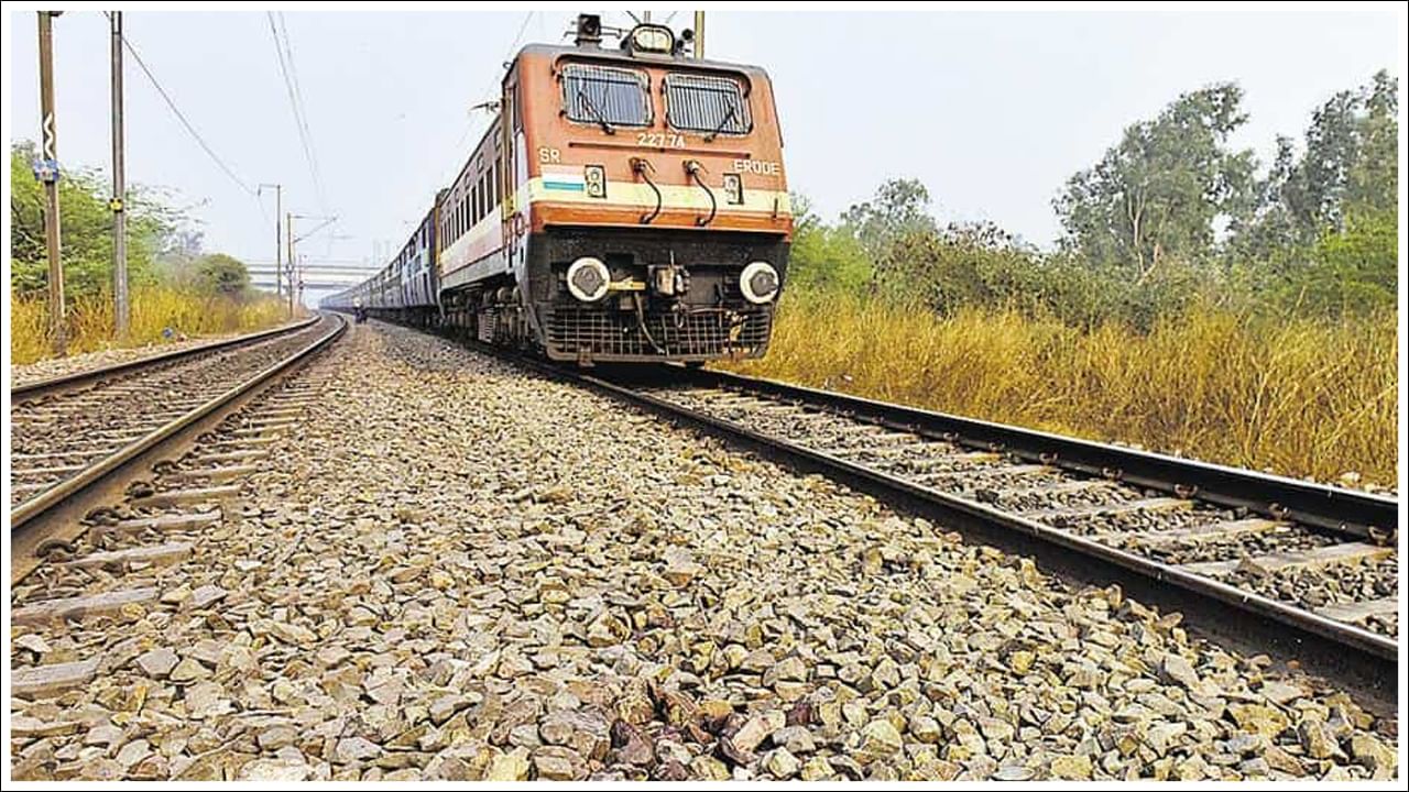 Railway Tracks: రైల్వే ట్రాక్ అనుమానస్పద వస్తువు.. రైలుకు సడెన్ బ్రేక్.. దాన్ని చూసి షాకైన డ్రైవర్