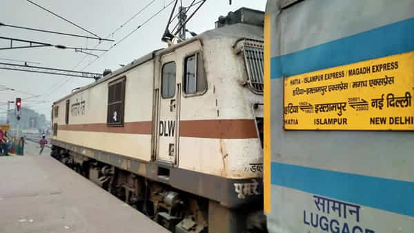Train Accident : మరో రైలు ప్రమాదం.. రెండు భాగాలుగా విడిపోయిన మగద్ ఎక్స్ప్రెస్.. భయాందోళనలో ప్రయాణికులు