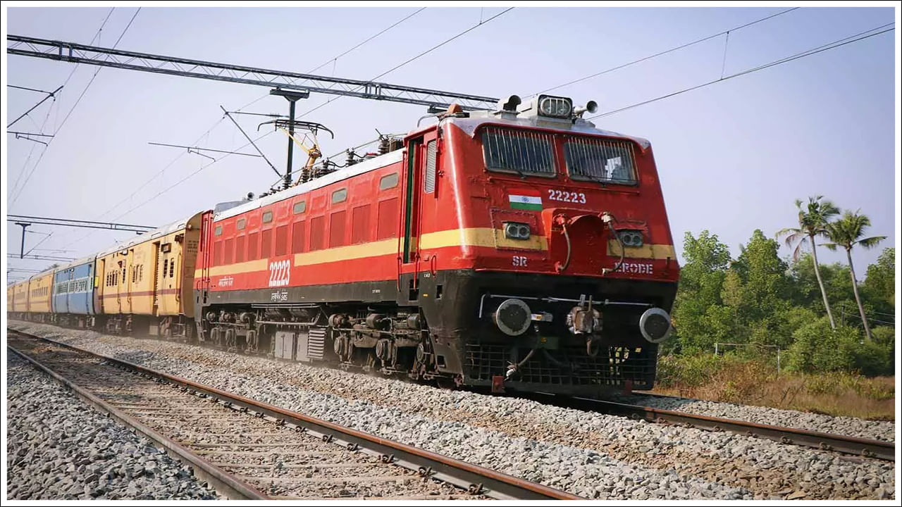 Train Journey: రైలులో తోటి ప్రయాణికులకు ఆహారం పంచిన డీసెంట్ ఫ్యామిలీ.. అంతలో పోలీసులొచ్చి అరెస్ట్! అసలు యవ్వారం వేరే..