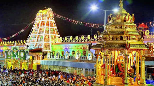 Tirumala: తిరుమలలో పెరిగిన భక్తుల రద్దీ.. శ్రీవారి దర్శనానికి 8 గంటల సమయం