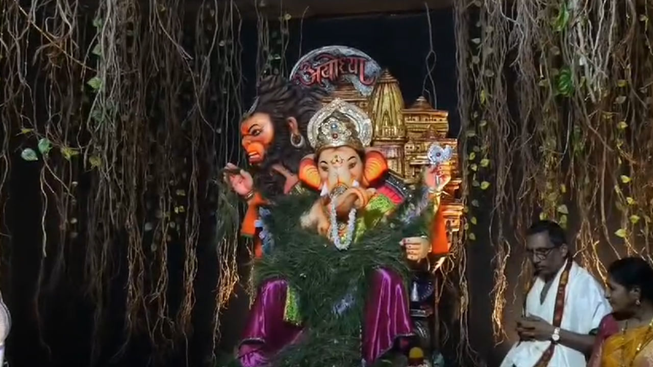 అద్భుతం.. మర్రిఊడలతో అలంకరించిన గణనాథుడు.. చూసేందుకు క్యూ కడుతున్న భక్తులు అద్భుతం.. మర్రిఊడలతో అలంకరించిన గణనాథుడు.. చూసేందుకు క్యూ కడుతున్న భక్తులు