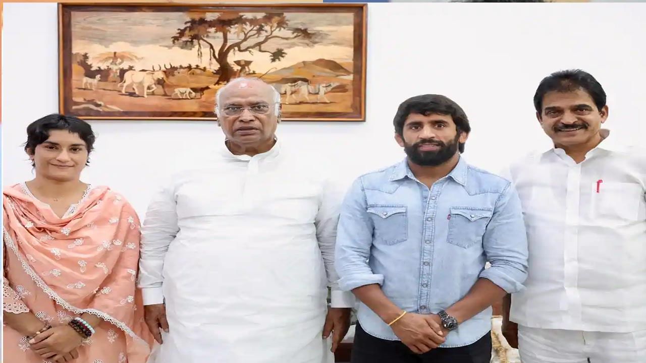 భారత స్టార్‌ రెజ్లర్ బజరంగ్‌ పునియాకు కాంగ్రెస్‌లో చేరిన విషయం తెలిసిందే. హర్యానా అసెంబ్లీ ఎన్నికల వేళ.. స్టార్‌ రెజ్లర్లు వినేశ్‌ ఫొగాట్‌, బజరంగ్‌ పునియా రాజకీయ రంగ ప్రవేశం చేయడం విశేషం.  