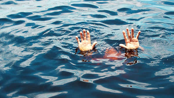 Rains: రూ.10వేలు UPI చెస్తేనే రక్షిస్తానంటూ గజ ఈతగాడి డిమాండ్.. కళ్లెదుటే వరదలో గల్లంతైన ఆరోగ్యశాఖ అధికారి