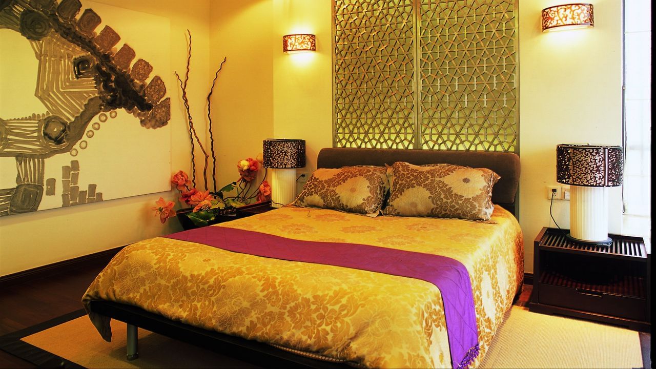 ఇంట్లో పాడైపోయిన లేదా కాలిపోయిన ఎలక్ట్రిక్ పరికరాలను కూడా ఇంట్లో పెట్టుకోకూడదు. దీని వలన ఇంట్లోకి నెగిటివ్ ఎనర్జీ వస్తుంది. దీని వలన మన ఆరోగ్యానికి కూడా హాని కలుగుతుంది. 
