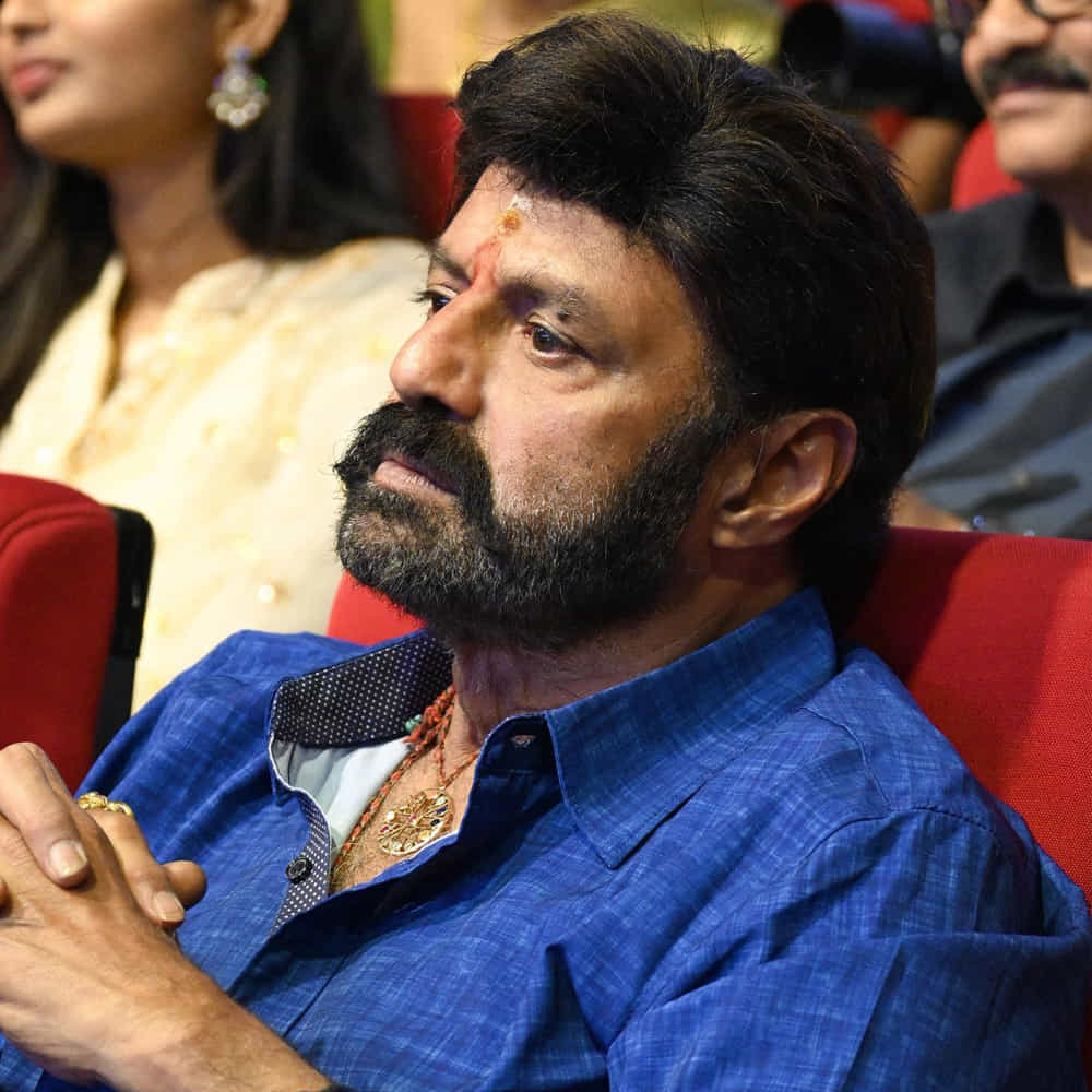 స్టార్ హీరోలతో సినిమా చేసే ఛాన్స్ రాగానే.. దర్శకులలో ఒక రకమైన ఎగ్జైట్మెంట్తో పాటు కంగారు కూడా వస్తుంది. వాళ్లను ఎలా చూపించాలి.. ఎలాంటి కథ రాసుకోవాలి.. ఏం చేయాలి అంటూ తెగ టెన్షన్ పడిపోతుంటారు. ఈ మధ్య ఈ కంగారుకు కాస్త కామా పెట్టారు మన దర్శకులు. స్టార్ హీరోలతో ఆఫర్ రాగానే.. అంతా ఒకే దారిలో వెళ్తున్నారు. అదేంటో ఎక్స్క్లూజివ్గా చూద్దామా..?