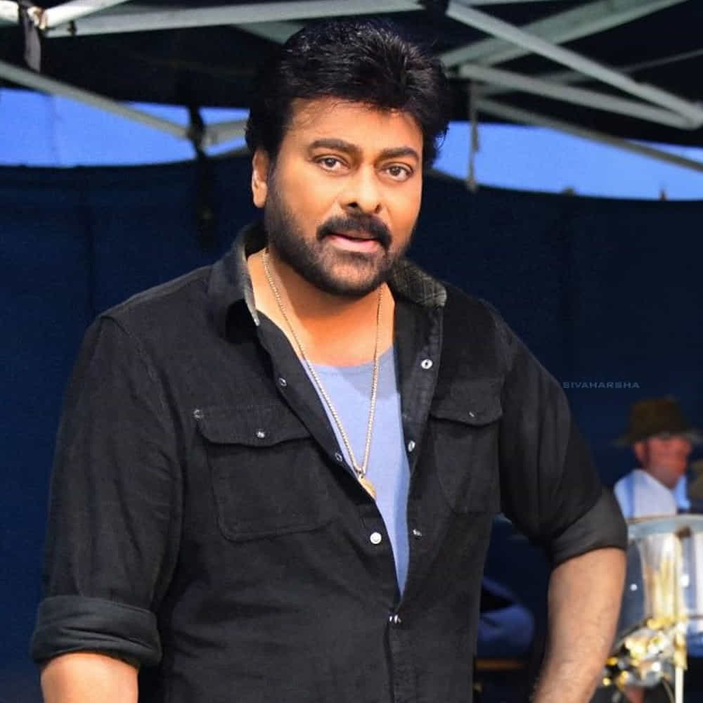 సామజవరగమనా సినిమాకు రైటర్గా పని చేసిన భాను.. రవితేజలోని ఎంటర్టైనింగ్ యాంగిల్ బయటికి తీసుకొస్తున్నారు. ధమాకా తర్వాత మరోసారి శ్రీలీలతో స్క్రీన్ షేర్ చేసుకుంటున్నారు రవితేజ. మరోవైపు చిరంజీవి ఐతే పూర్తిగా వింటేజ్ లుక్తోనే దర్శనమిస్తున్నారు. దర్శకులు కూడా ఆయనలోని మాస్ యాంగిల్పైనే ఎక్కువగా ఫోకస్ చేస్తున్నారు.
