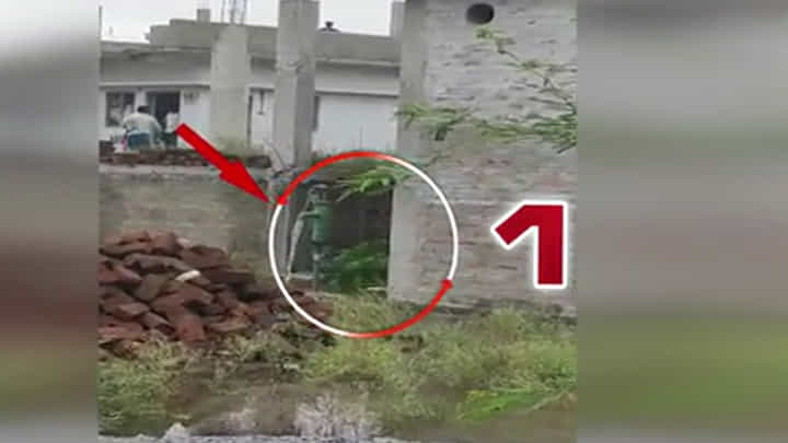 Krishna District: ఓర్నీ.. కొట్టకుండానే చేతి పంపుల నుంచి ధారలుగా ఉబికివస్తోన్న నీరు Krishna District: ఓర్నీ.. కొట్టకుండానే చేతి పంపుల నుంచి ధారలుగా ఉబికివస్తోన్న నీరు