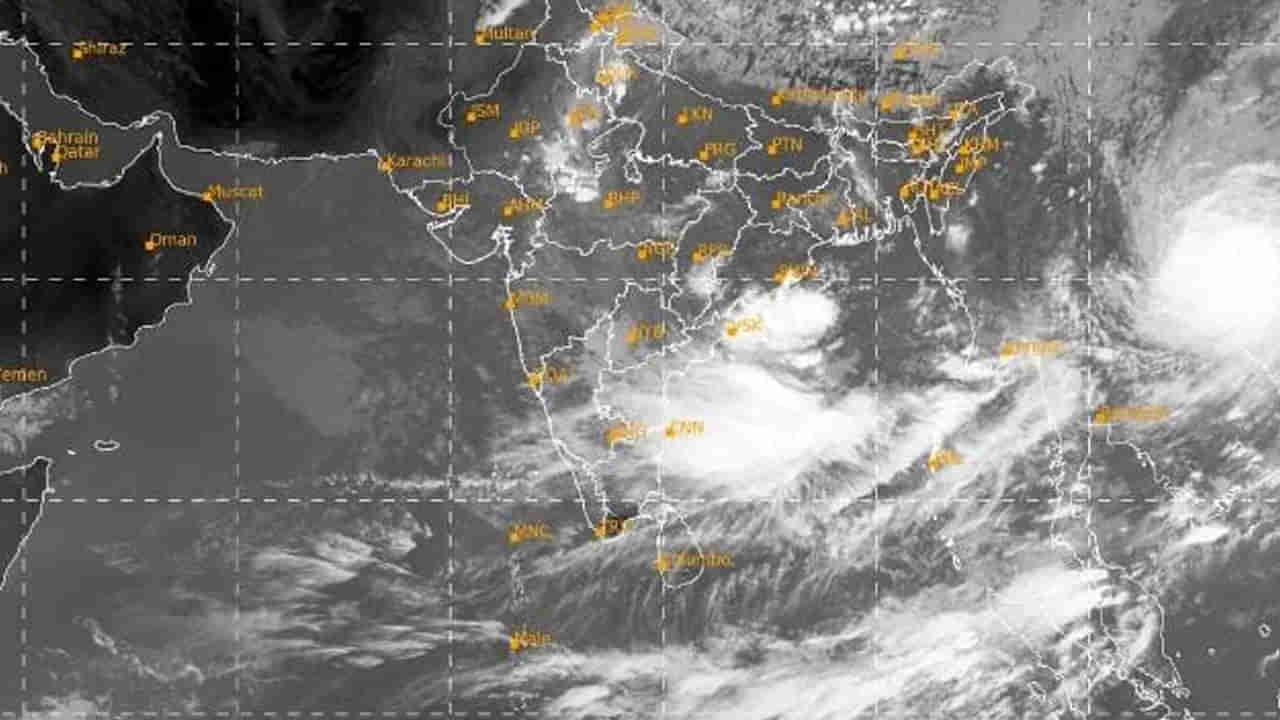 AP Weather: అల్పపీడనానికి తోడైన ఉపరితల ఆవర్తనం, రుతుపవన ద్రోణి.. ఏపీలో భారీ వర్షాలు