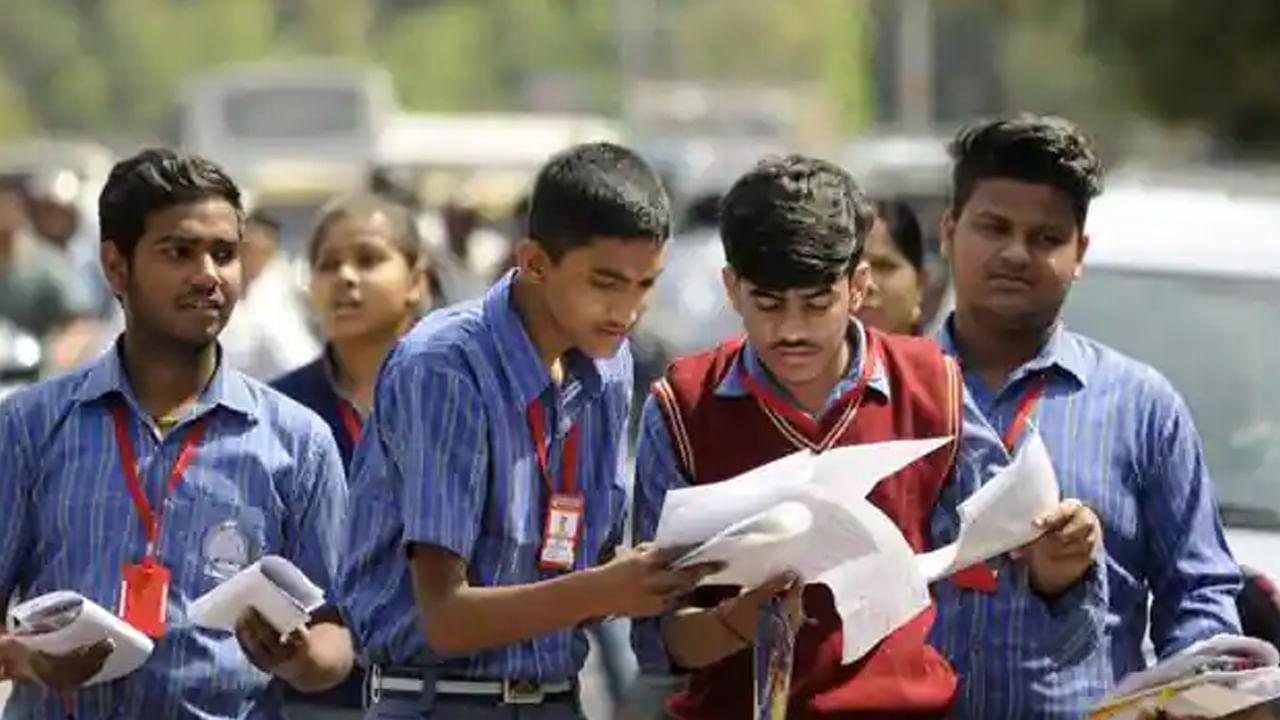 10th Class Exams: టెన్త్ విద్యార్ధులకు అలర్ట్.. సైన్స్‌లోని భౌతిక, జీవశాస్త్రాల పరీక్షలు వేర్వేరుగా రెండు రోజులు