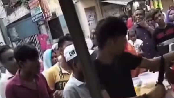 Watch: తెగించిన పోకిరీలు..! మార్కెట్లో మహిళను కత్తితో బెదిరిస్తూ యువకుడు హల్చల్..