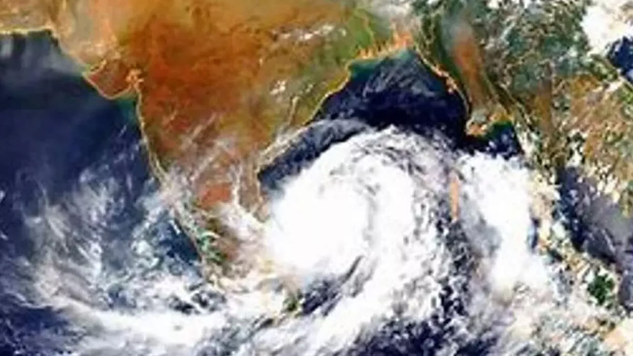 Andhra Rains: వాయుగుండం ఉగ్రరూపం.. ఈ జిల్లాలకు ప్లాష్ ప్లడ్ ముప్పు