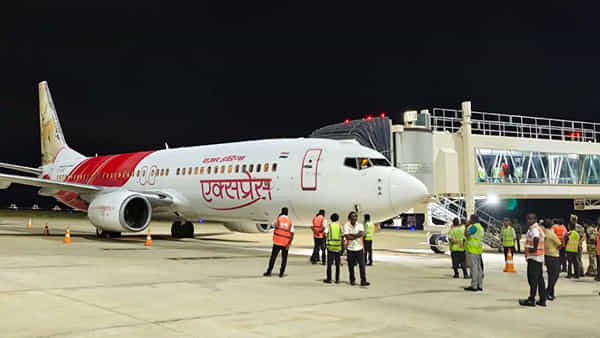 అయ్యో పాపం.. 80 గంటలుగా ఎయిర్పోర్ట్లోనే చిక్కుకుపోయిన ప్రయాణికులు.. ఏం జరిగిందంటే..