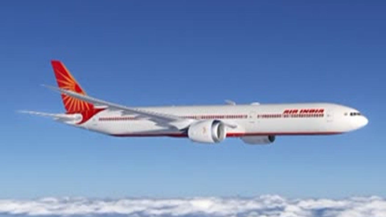 Air India Flight: ఢిల్లీ నుంచి చికాగో వెళ్తున్న ఎయిరిండియా విమానానికి బాంబు బెదిరింపు.. కెనడాలో ఎమర్జెన్సీ ల్యాండింగ్