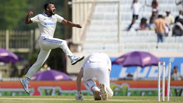 Team India: అరంగేట్రంలో 3 వికెట్లు.. ఆ ఇద్దరి కెరీర్కు ఎసరెట్టేసిన టీమిండియా యంగ్ బౌలర్..