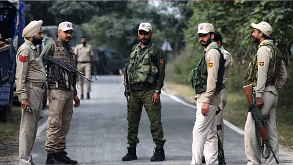 Akhnoor Encounter: దీపావళి వేళ పాకిస్తాన్ మరో భారీ కుట్ర.. 60 మంది ఉగ్రవాదులు పాక్ సరిహద్దుల నుంచి భారత్ లోకి చొరబడేందుకు సిద్ధం