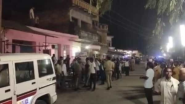 Uttar Pradesh: ఇద్దరు చిన్నారులతో సహా ప్రభుత్వ టీచర్ కుటుంబాన్ని కాల్చి చంపిన దుండగులు..!