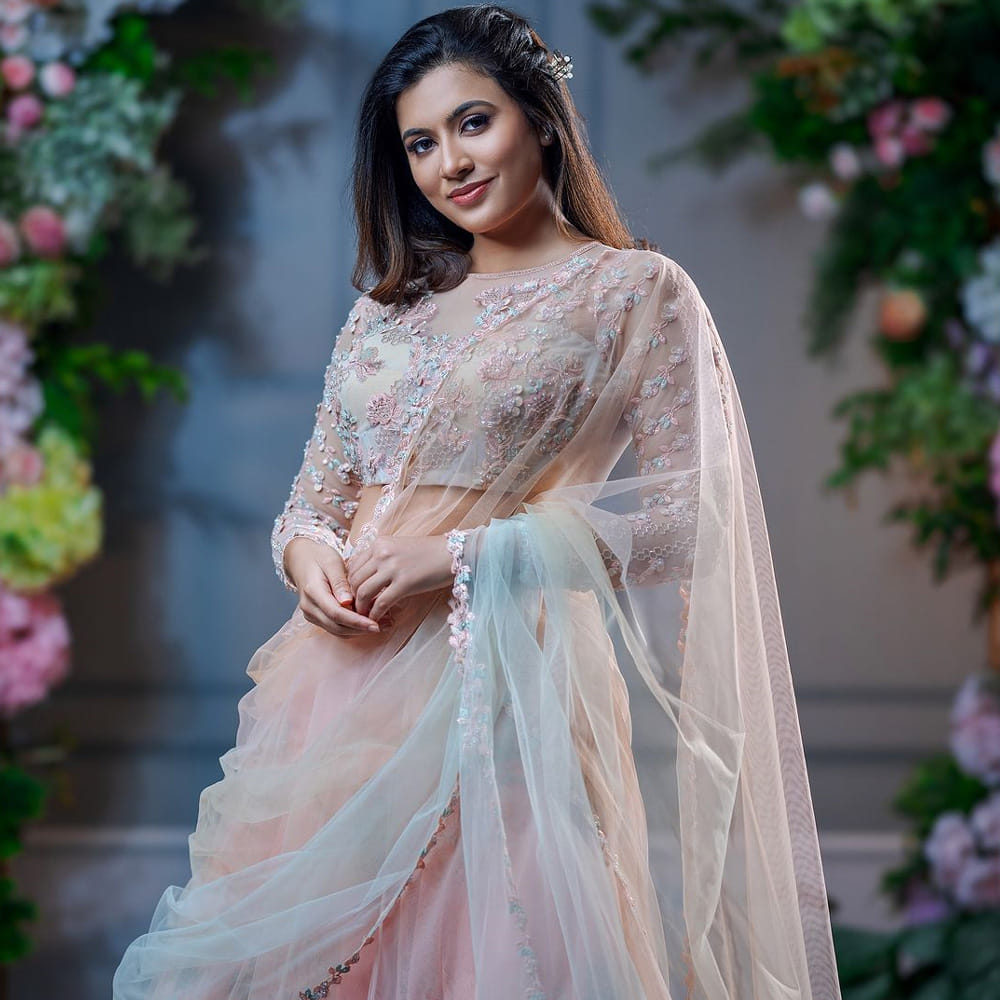 ఇప్పుడిప్పుడే దక్షిణాది సినీప్రియులకు ఫేవరేట్ హీరోయిన్ గా మారుతున్న అందాల తార అంజు కురియన్. సౌత్ ఇండస్ట్రీలో ఈ అమ్మడుకు మంచి ఫాలోయింగ్ ఉంది. అంతేకాదు.. ఇక్కడి సినీప్రియులకు ఎంతో ఇష్టమైన హీరోయిన్ అంజు కురియన్.