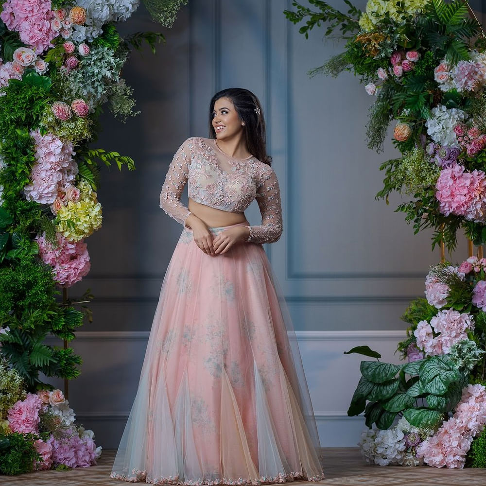 తమిళం, మలయాళం భాషలలో పలు చిత్రాల్లో నటించి తనకంటూ ఓ గుర్తింపు తెచ్చుకుంటుంది అంజు. తక్కువ సమయంలో ఇండస్ట్రీలో పాపులర్ అయిన హీరోయిన్లలు ఈ వయ్యారి ఒరు. తన నటనతో మంచి ఫాలోయింగ్ సొంతం చేసుకుంది.