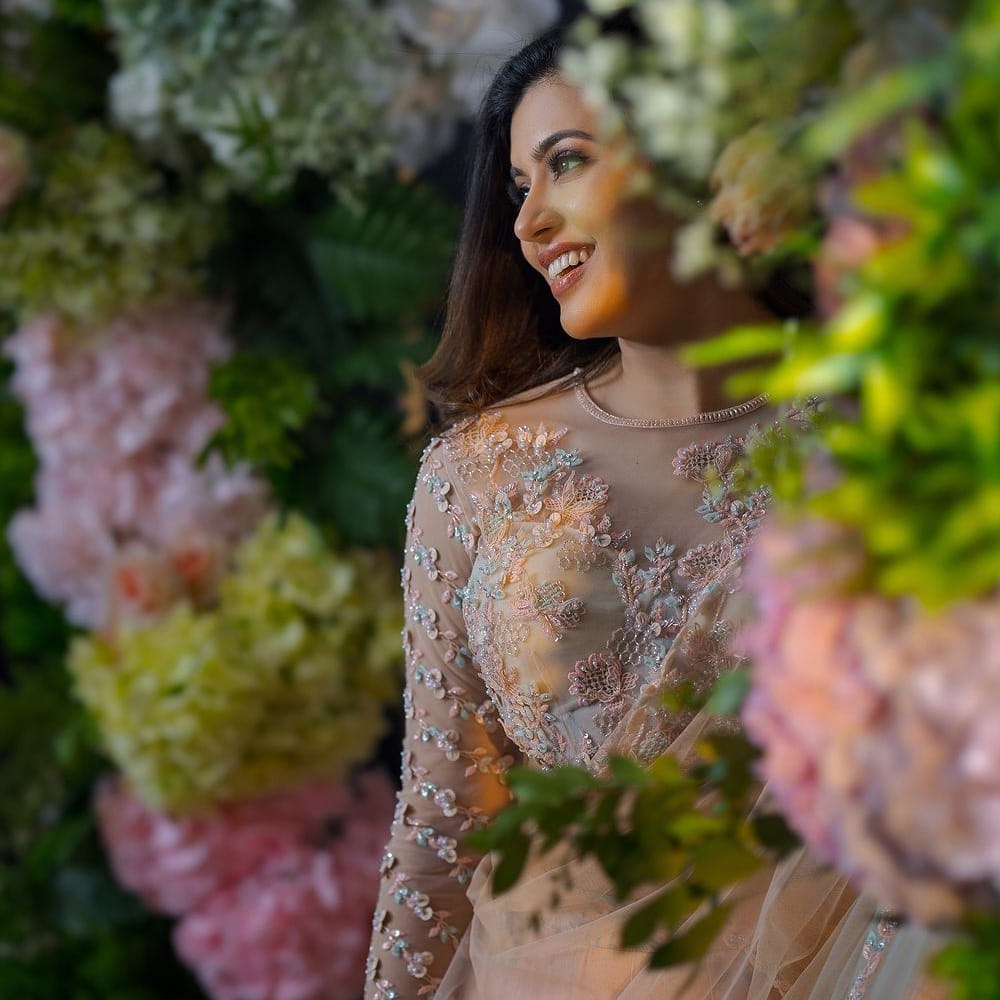 తాజాగా క్రేజీ ఫోటోలతో నెట్టింట మాయ చేస్తుంది అంజు కురియన్. లెహంగాలో ఎంతో అందంగా మెరిసిపోతుంది. చిరునవ్వుతోనే కవ్విస్తుంది ఈ వయ్యారి. తాజాగా ఈ బ్యూటీ షేర్ చేసిన ఫోటోస్ నెటిజన్లను తెగ ఆకట్టుకుంటున్నాయి.